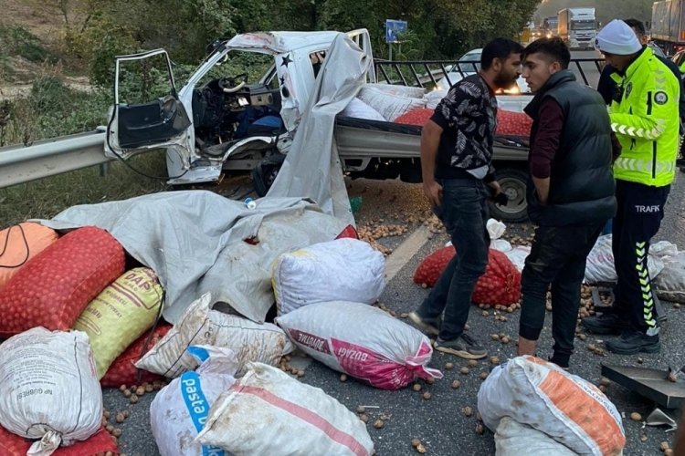Bursa'da tırla kamyonet &ccedil;arpıştı: Yaralılar var