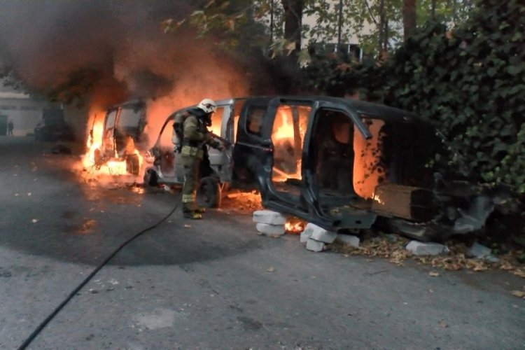 İstanbul'da park halindeki 3 ara&ccedil; alev alev yandı
