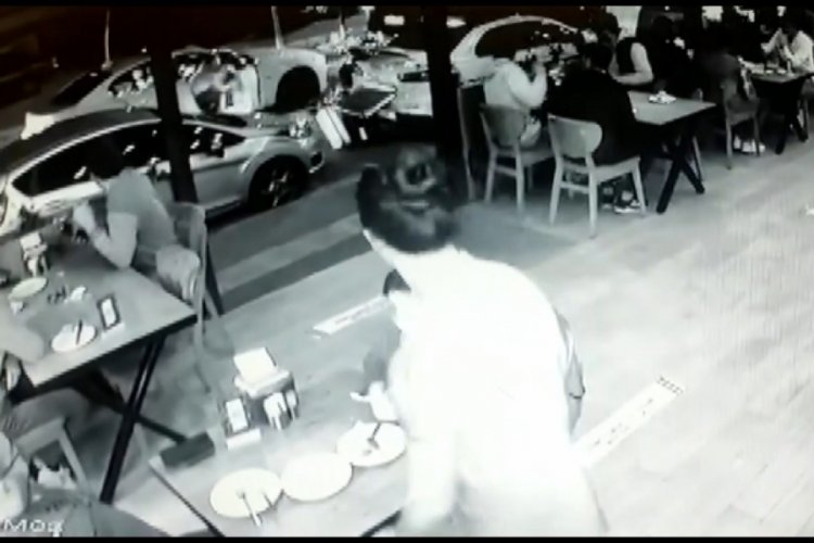 Bursa'da otomobilin kapısını bir anda a&ccedil;an şahıs motokuryeyi &ouml;ld&uuml;r&uuml;yordu