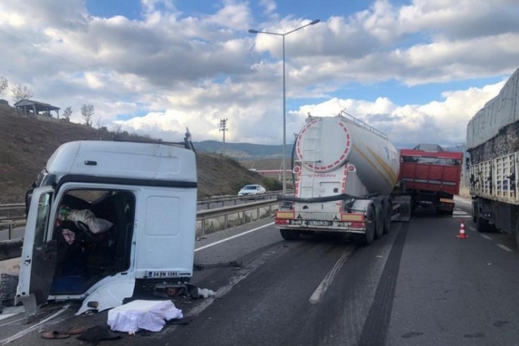 Bilecik'te kamyona &ccedil;arpan TIR'ın kupası, yol ortasına d&uuml;şt&uuml;