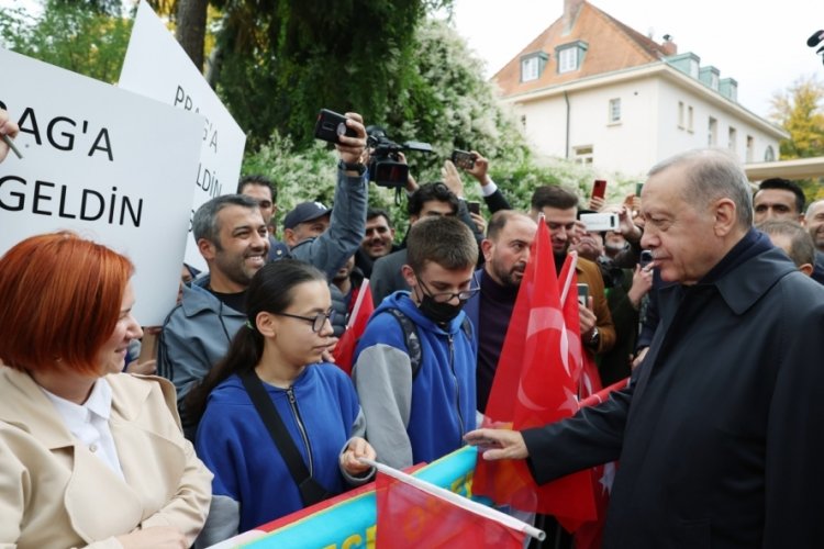 Cumhurbaşkanı Erdoğan, Prag'da B&uuml;y&uuml;kel&ccedil;ilik &ouml;n&uuml;nde karşılandı