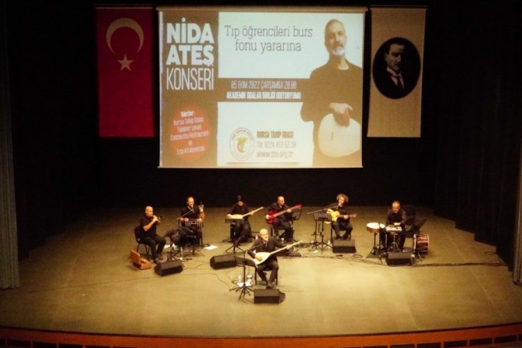 Bursa'da Nida Ateş &ouml;ğrenciler i&ccedil;in sahnedeydi