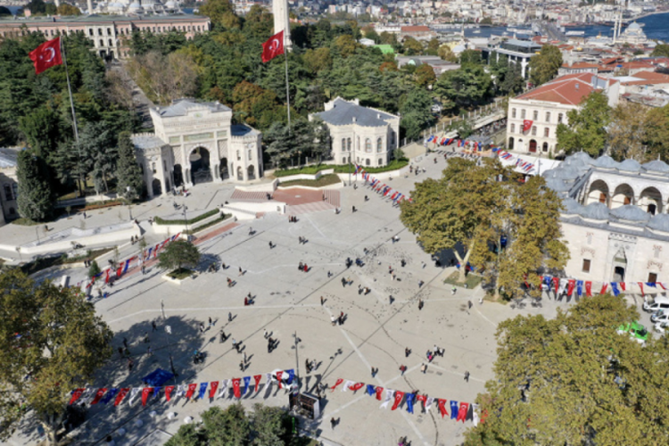 İBB tarafından yenilenen Beyazıt Meydanı, t&ouml;renle a&ccedil;ıldı