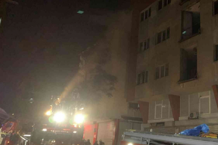 İstanbul G&uuml;ng&ouml;ren'de 4 katlı iş yerinde korkutan yangın