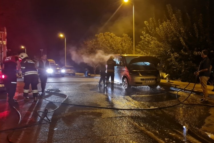 Minib&uuml;s park halindeyken yandı, sahipleri sinir krizi ge&ccedil;irdi