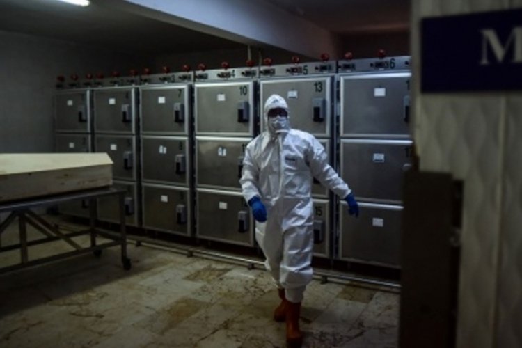 T&uuml;yler &uuml;rperten olay: Morgdan 'kefeni yırtıp' &ccedil;ıktı
