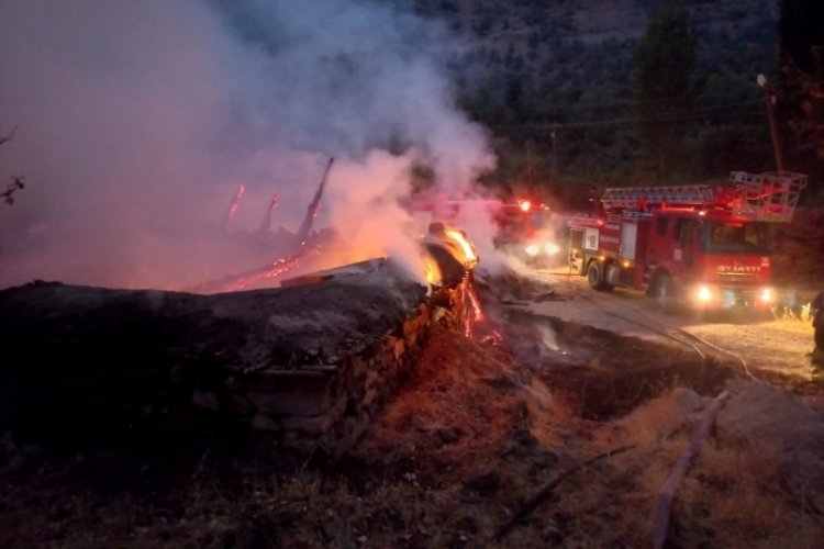 15 ton saman ve 250 bağ ot k&uuml;le d&ouml;nd&uuml;