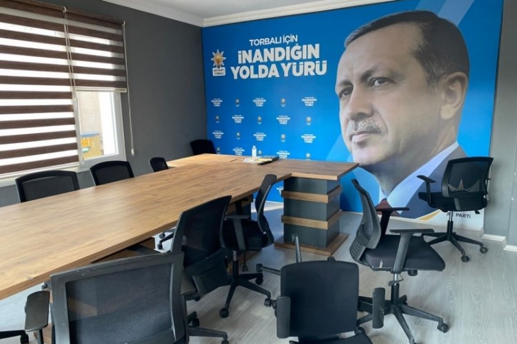 İzmir'de AK Parti b&uuml;rosuna saldırı