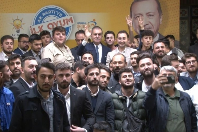 AK Parti S&ouml;zc&uuml;s&uuml; &Ouml;mer &Ccedil;elik gen&ccedil;lerle bir araya geldi