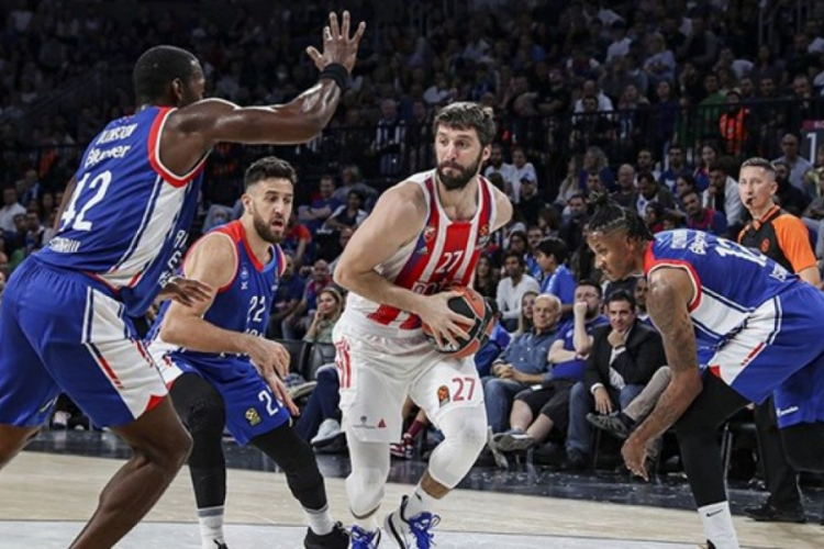 Anadolu Efes EuroLeague'e galibiyetle başladı