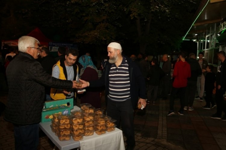 Bursa Nil&uuml;fer'de vatandaşa kandil simidi ikram edildi