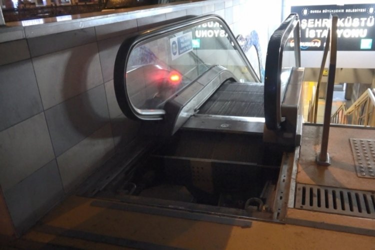 Bursa'da metrodaki y&uuml;r&uuml;yen merdivenin kapağını &ccedil;aldılar