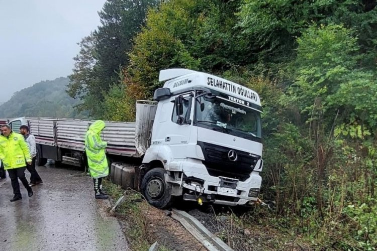 Bursa'da tır yamaca &ccedil;arptı: 1 yaralı