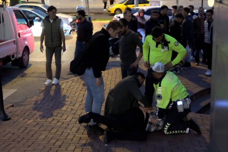 Kavgayı ayırmaya &ccedil;alışan polisin kolunu ısırdı