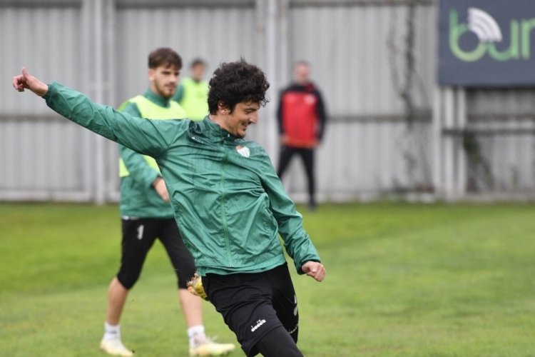 Tarsus İdman Yurdu ma&ccedil;ı hazırlıklarını tamamlayan Bursaspor tesislerde kampa girdi