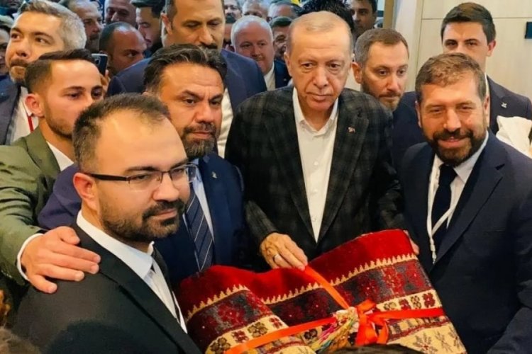 Cumhurbaşkanı Erdoğan'a Sındırgı'dan Yağcıbedir Halısı hediye edildi