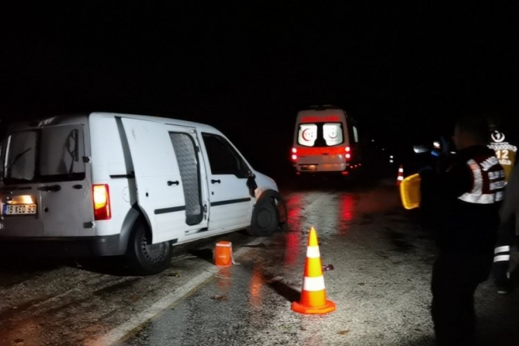 Bursa'da kontrol&uuml; kaybeden otomobil yamaca &ccedil;arpıp s&uuml;r&uuml;klendi: 1 &ouml;l&uuml;