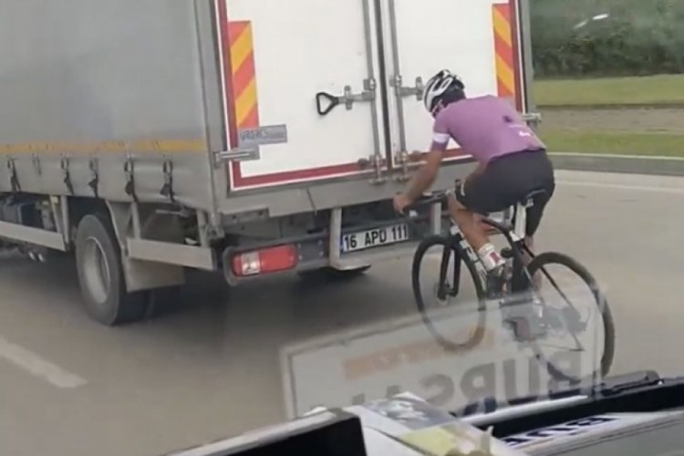 Bursa bisikletli gen&ccedil; canına hi&ccedil;e sayıp trafiğe &ccedil;ıktı