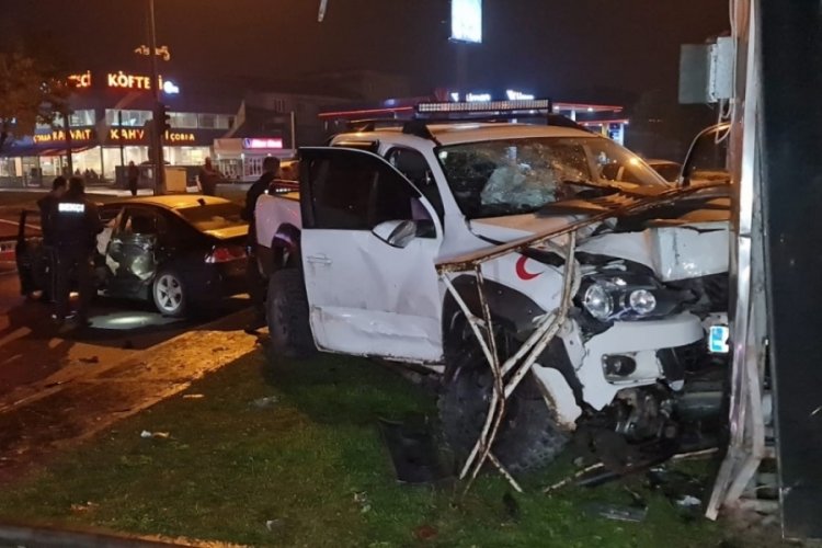 D&uuml;zce'de kamyonet ile otomobil &ccedil;arpıştı: 8 yaralı