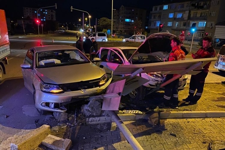 &Ccedil;orum'da iki otomobil &ccedil;arpıştı: 1 yaralı