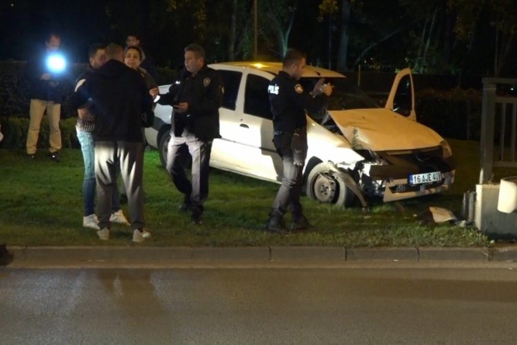 Bursa'da otomobil bariyerlere &ccedil;arparak durdu