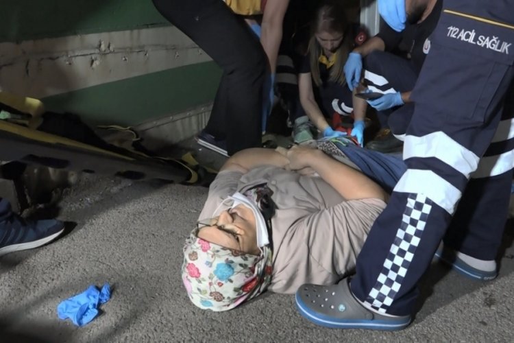 Bursa'da ambulans yaya ge&ccedil;idindeki yaşlı kadına &ccedil;arptı