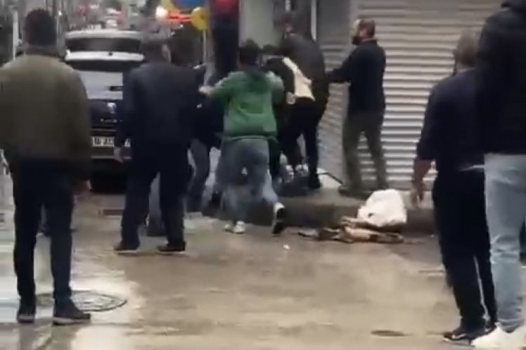 Bursa &Ccedil;arşamba'da tekme ve tokatlı kavga kamerada