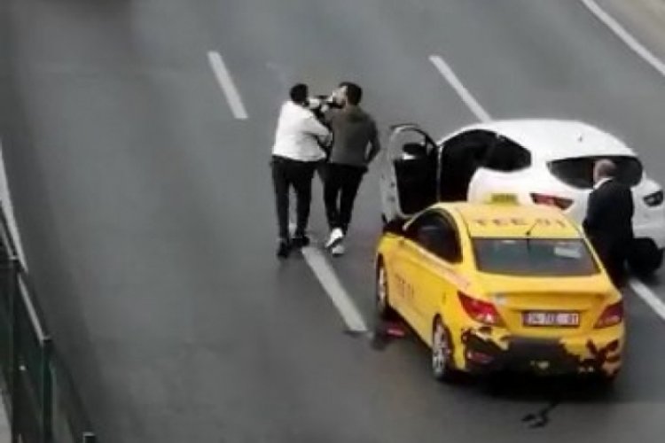 İstanbul'da kaza sonrası kavga! Taksi şof&ouml;r&uuml;ne kafa attı