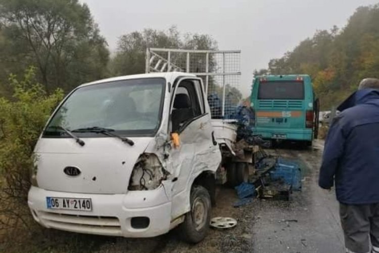 Eskişehir'de kamyonet ile otob&uuml;s &ccedil;arpıştı! Yaralılar var