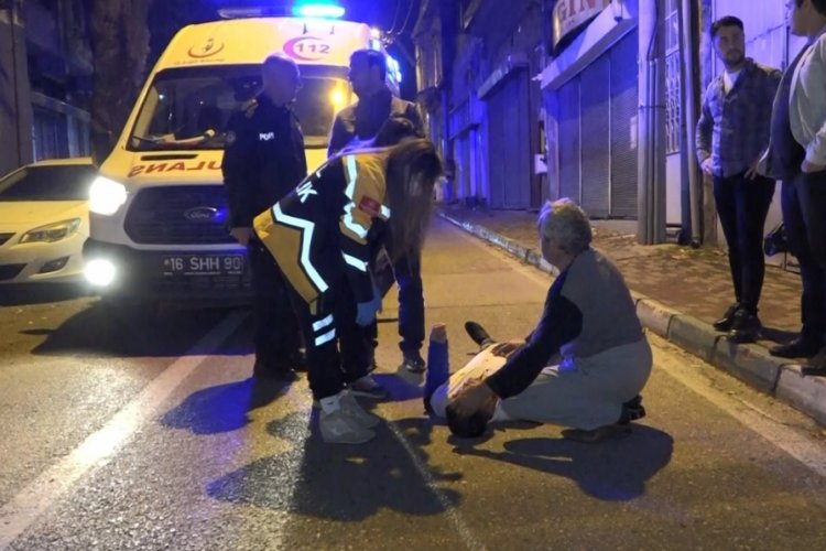 Bursa'da yol ortasında babasını tekme tokat d&ouml;vd&uuml;