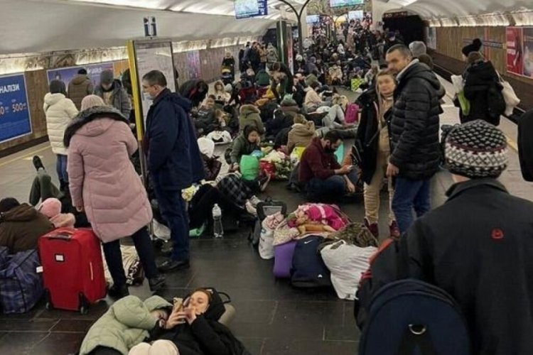 Ukrayna'da patlamalar sonrası halk metrolara akın etti