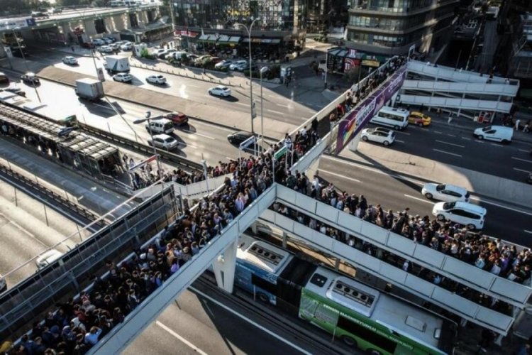 İstanbul'da metrob&uuml;se ulaşım kuyruğu &uuml;st ge&ccedil;idi kilitledi