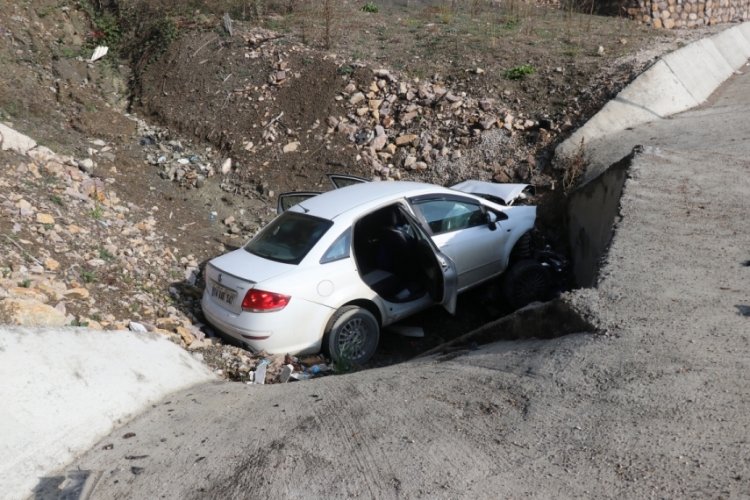 Bolu'da kontrolden &ccedil;ıkan otomobil dere yatağına u&ccedil;tu