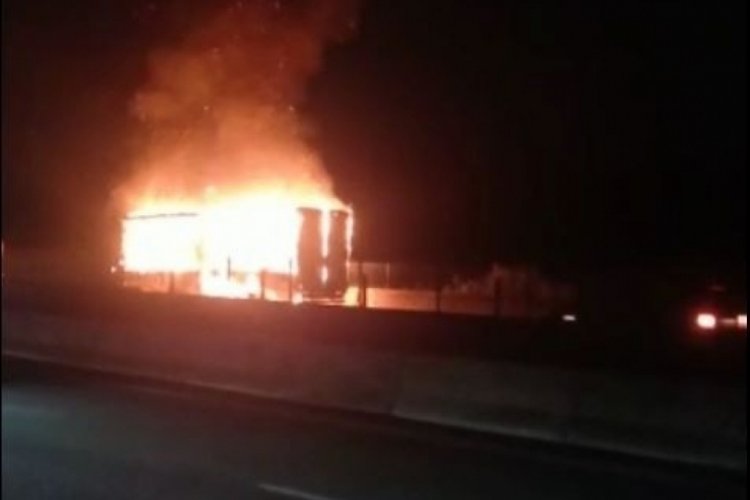 Tekirdağ'da rulo kağıt y&uuml;kl&uuml; tır alev alev yandı