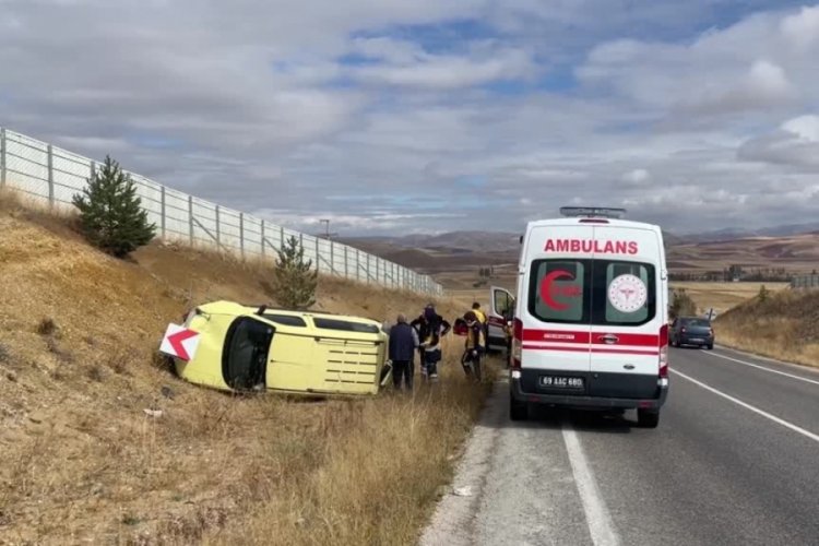 Bayburt'ta hafif ticari ara&ccedil; şarampole devrildi: 2 kişi yaralandı