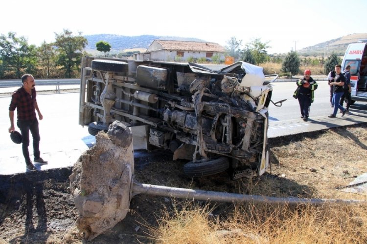 Manisa'da s&uuml;t kamyoneti devrildi