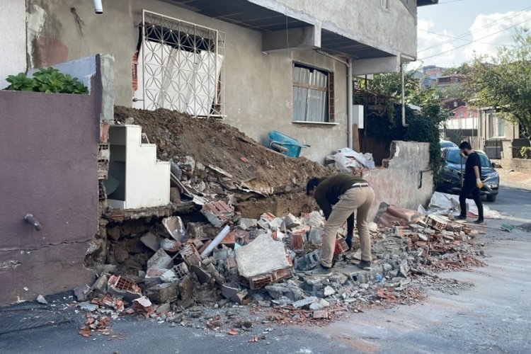 İstanbul'da bah&ccedil;e duvarı bir kadının &uuml;zerine yıkıldı