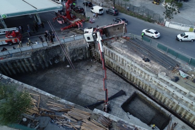 İstanbul'da devrilen vincin operat&ouml;r&uuml; hayatını kaybetti