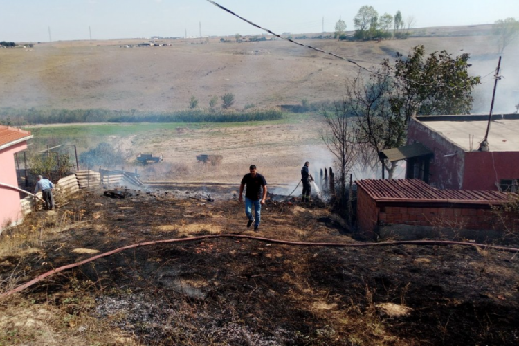 Tekirdağ'da &ccedil;&ouml;pleri tutuşturayım derken az daha evi yakacaktı