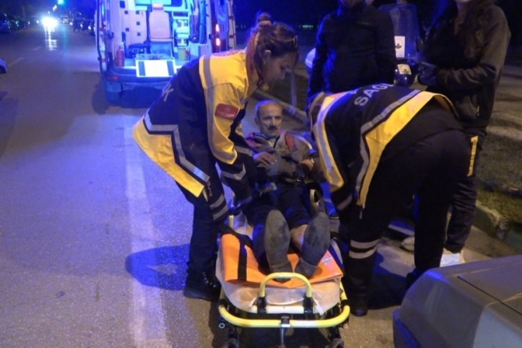 Bursa'da otomobil park halindeki motosiklete &ccedil;arptı