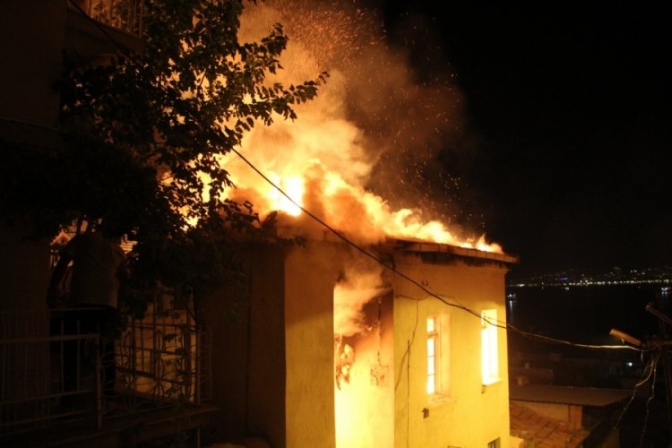 İzmir'de korkun&ccedil; gece: 3 katlı m&uuml;stakil ev alev alev yandı