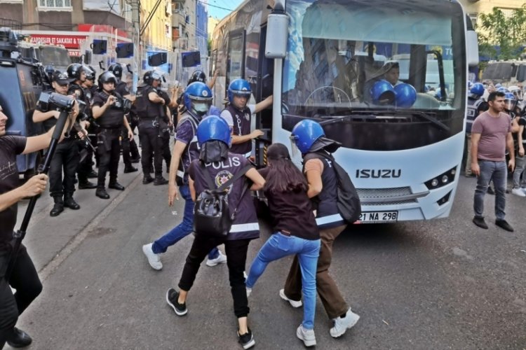 Diyarbakır'da y&uuml;r&uuml;y&uuml;şte g&ouml;zaltına alınan 35 kişi serbest bırakıldı