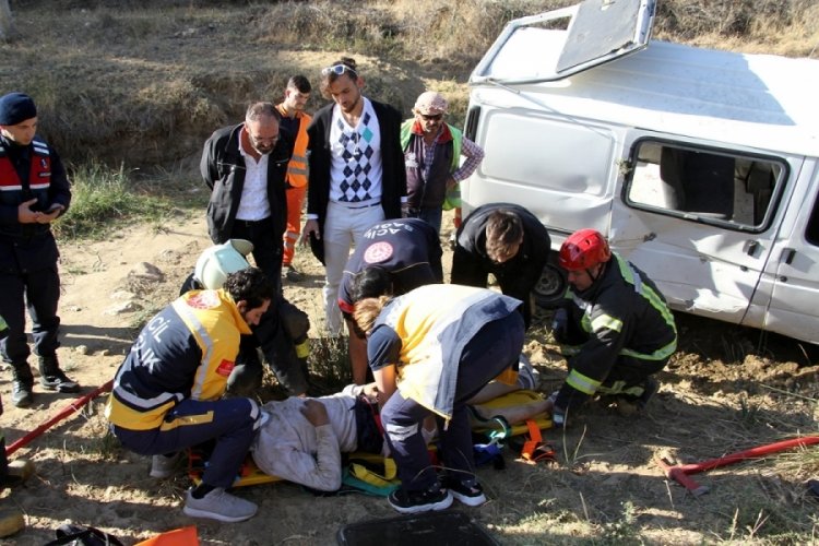 Manisa'da minib&uuml;s şarampole devrildi: S&uuml;r&uuml;c&uuml;s&uuml; ara&ccedil;tan fırladı