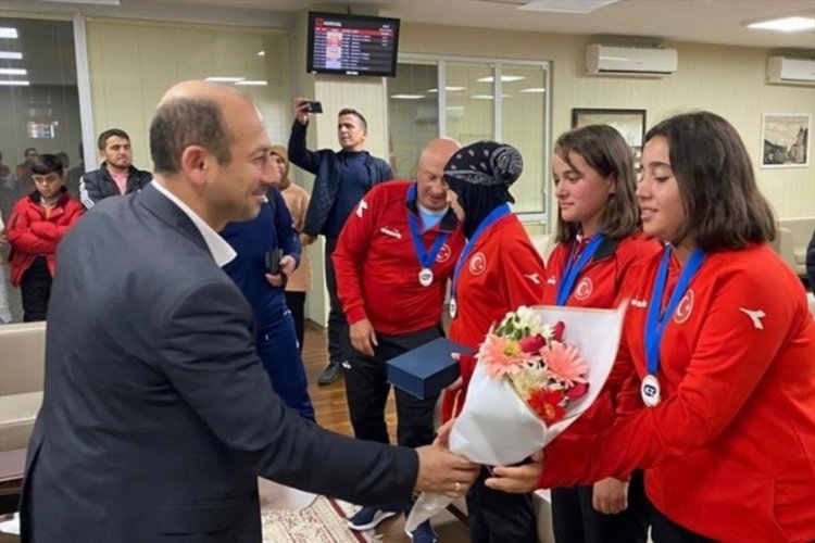 Avrupa şampiyonu Bocce Kadın Gen&ccedil; Milli Takımı, &ccedil;i&ccedil;eklerle karşılandı