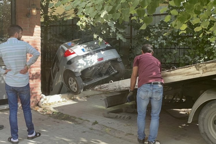İstanbul'da kontrolden &ccedil;ıkan otomobil bir binanın bah&ccedil;esine d&uuml;şt&uuml;