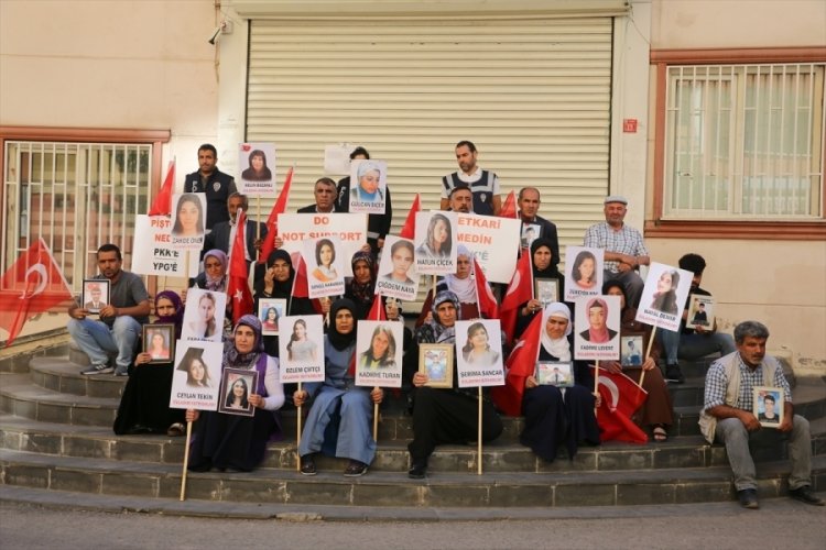 Evlat n&ouml;betindeki anneler, D&uuml;nya Kız &Ccedil;ocukları G&uuml;n&uuml;'nde ter&ouml;r &ouml;rg&uuml;t&uuml; PKK'dan kızlarını istedi
