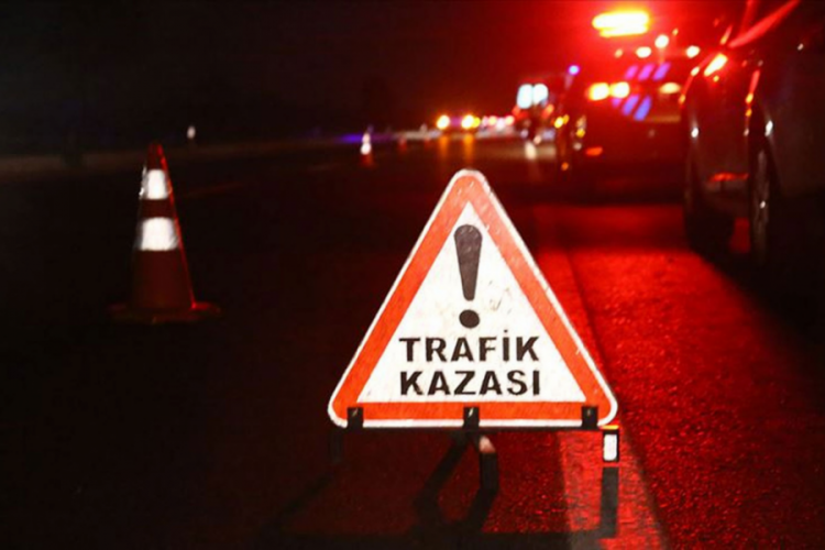 Alkoll&uuml; olduğu &ouml;ğrenilen bir s&uuml;r&uuml;c&uuml;, İstanbul b&ouml;lge hakemlerinin aracına &ccedil;arptı