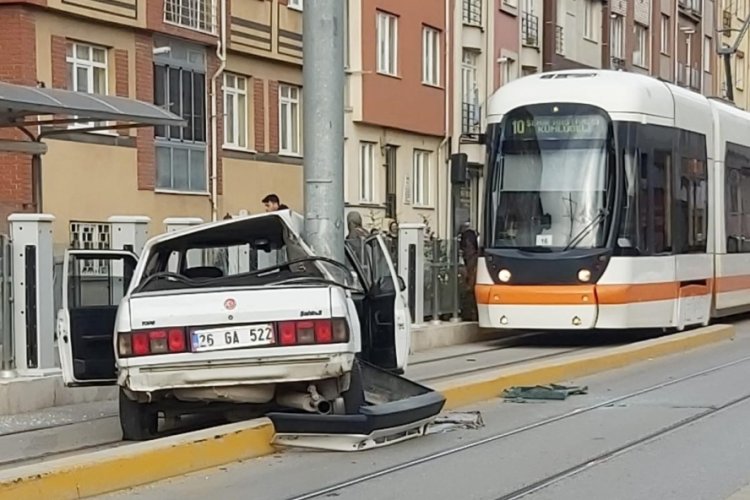 Eskişehir'de direksiyon hakimiyetini kaybeden s&uuml;r&uuml;c&uuml; direğe &ccedil;arptı