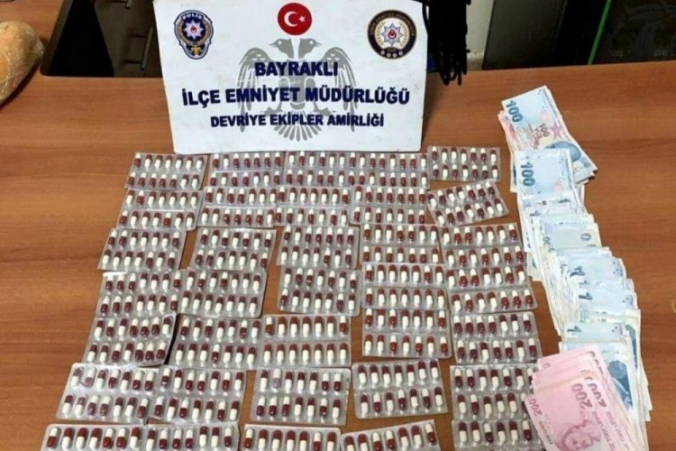 İzmir'de ş&uuml;pheli şahsın elindeki poşetten 560 sentetik ecza hap &ccedil;ıktı
