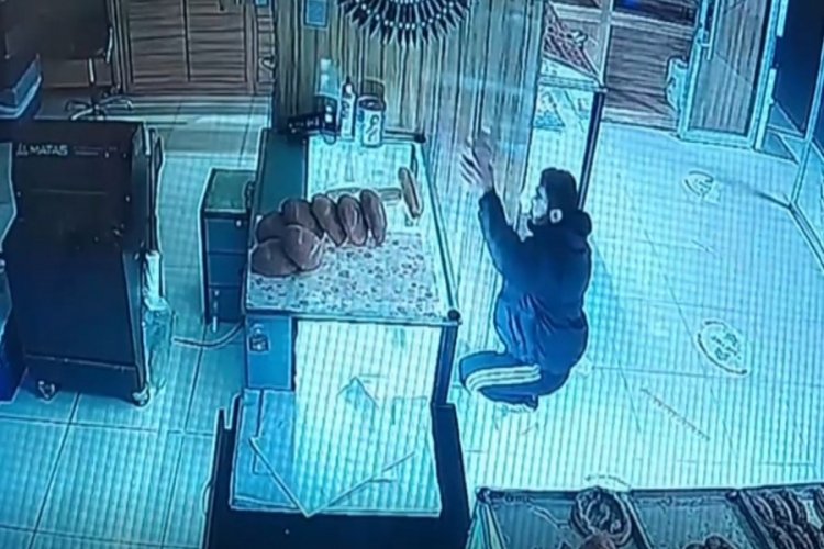 Bursa'da fırından 2 yardım kumbarasının &ccedil;alınma anı g&uuml;venlik kamerasına yansıdı